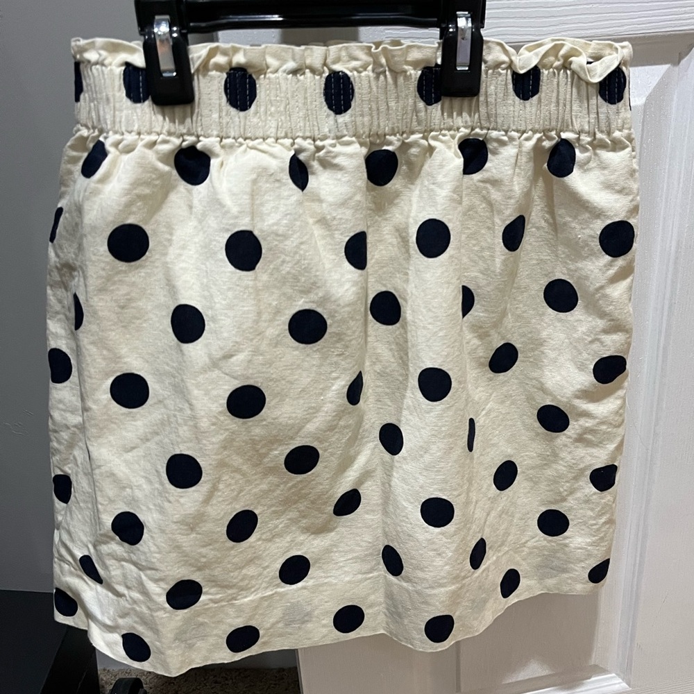 J crew factory linen skirt, size 6. Cream with navy dots
